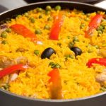 Lee más sobre el artículo Aprende a preparar un delicioso arroz al horno con pollo en pocos pasos.