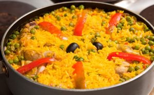 Lee más sobre el artículo Aprende a preparar un delicioso arroz al horno con pollo en pocos pasos.