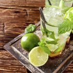 Lee más sobre el artículo Aprende a preparar un refrescante mojito casero en simples pasos