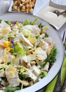 Lee más sobre el artículo Deliciosa ensalada de pollo César: una receta fácil y rápida para sorprender a tu familia
