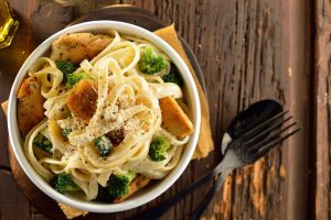 Lee más sobre el artículo Deliciosa receta de pasta Alfredo con pollo y brócoli para sorprender a tus invitados