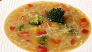 Lee más sobre el artículo Sopa saludable de fideo y verduras para disfrutar en cualquier ocasión