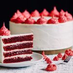 Lee más sobre el artículo Descubre el Encanto Sureño: Cómo Preparar una Deliciosa Tarta Red Velvet