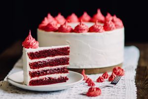 Lee más sobre el artículo Descubre el Encanto Sureño: Cómo Preparar una Deliciosa Tarta Red Velvet