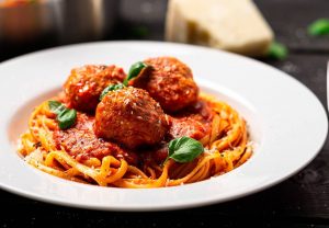 Lee más sobre el artículo Descubre los Secretos de la Auténtica Receta de Espaguetis con Albóndigas al Estilo Italiano
