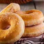 Lee más sobre el artículo El Secreto de los Maestros Panaderos: Guía Paso a Paso para Hacer Donuts Caseros Esponjosos
