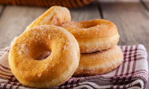 Lee más sobre el artículo El Secreto de los Maestros Panaderos: Guía Paso a Paso para Hacer Donuts Caseros Esponjosos